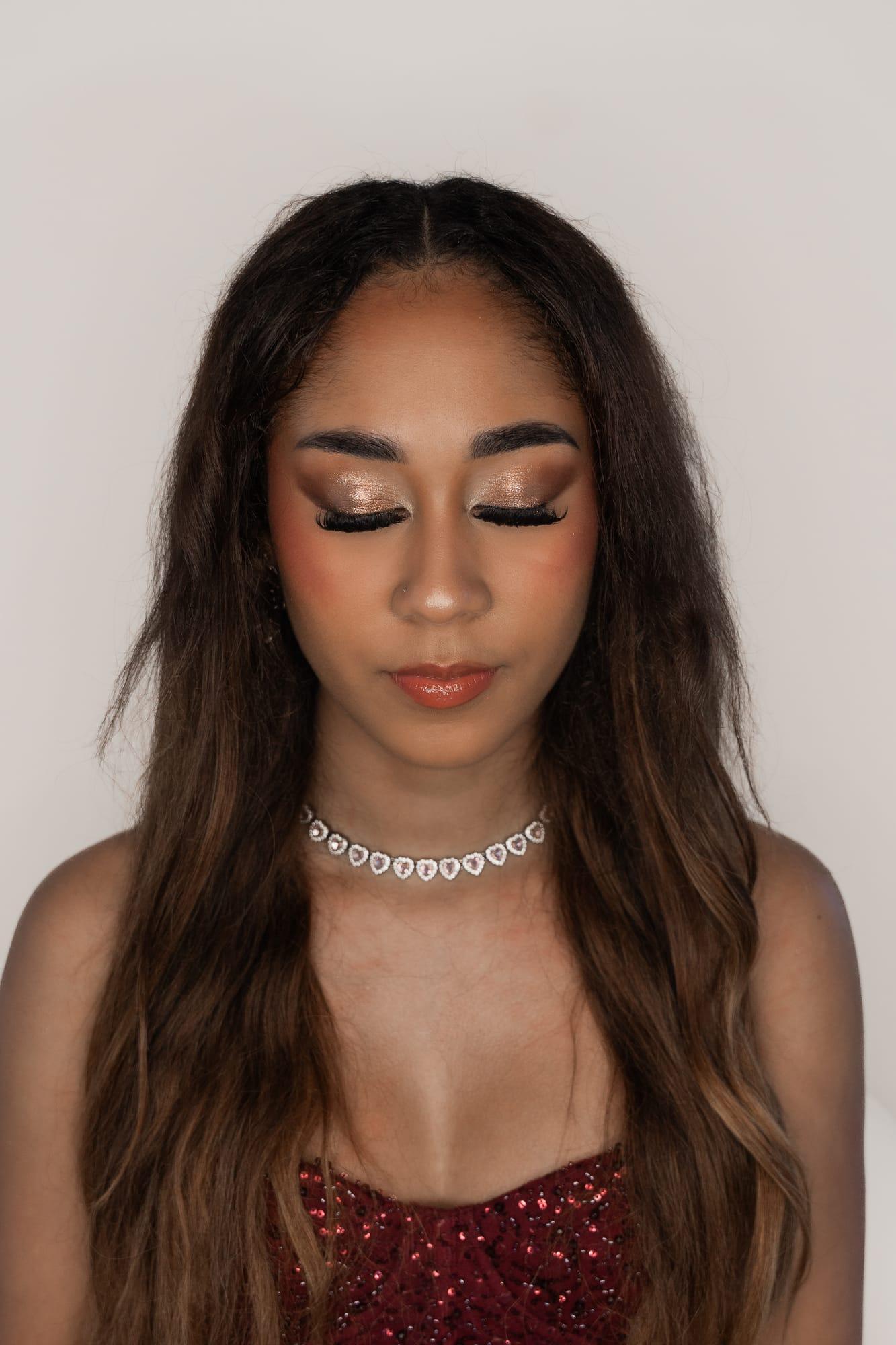 Maquillage glam, paupières dorées et bustier pailleté
