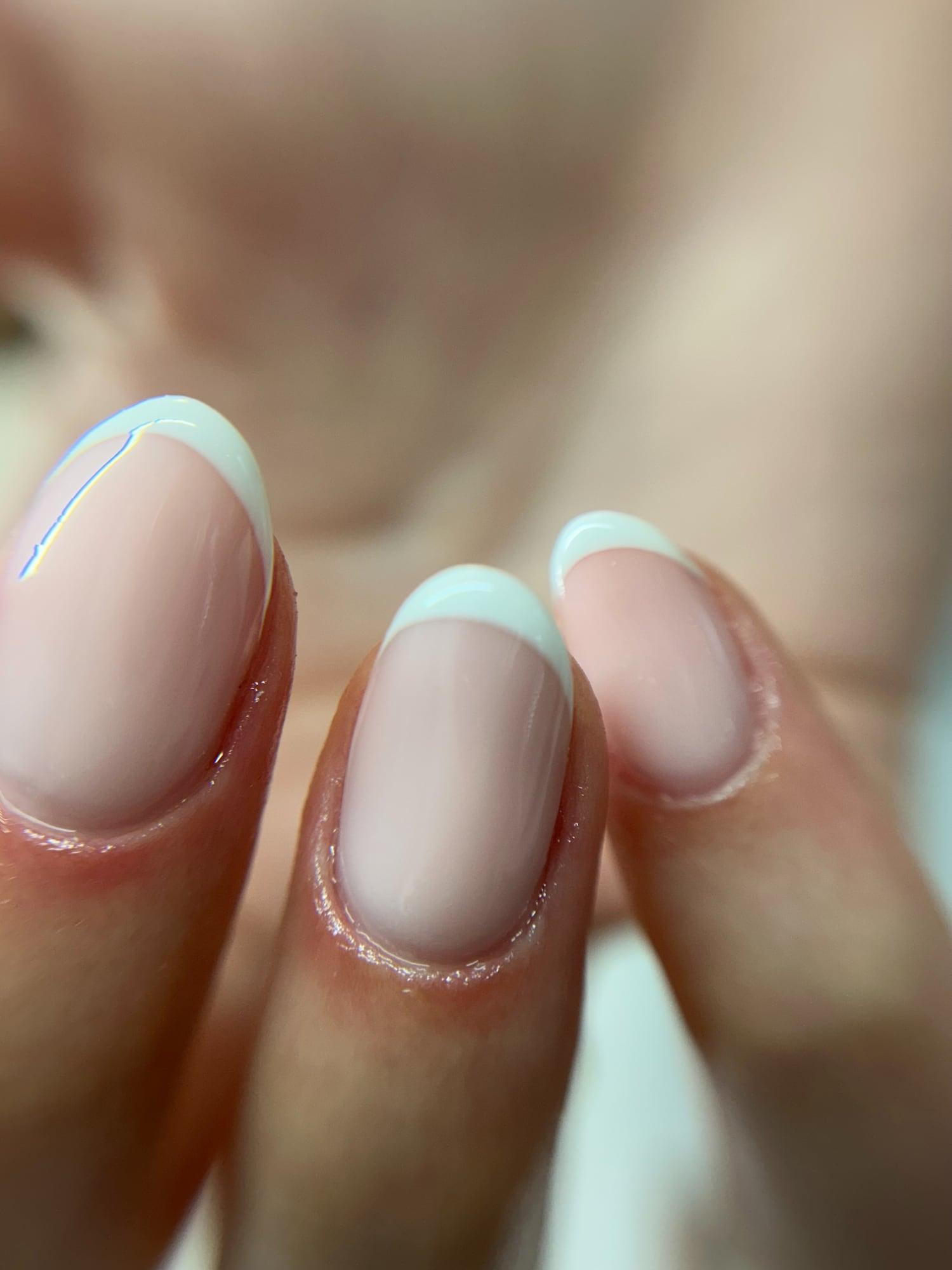 French aux pointes pastel sur ongles en amande
