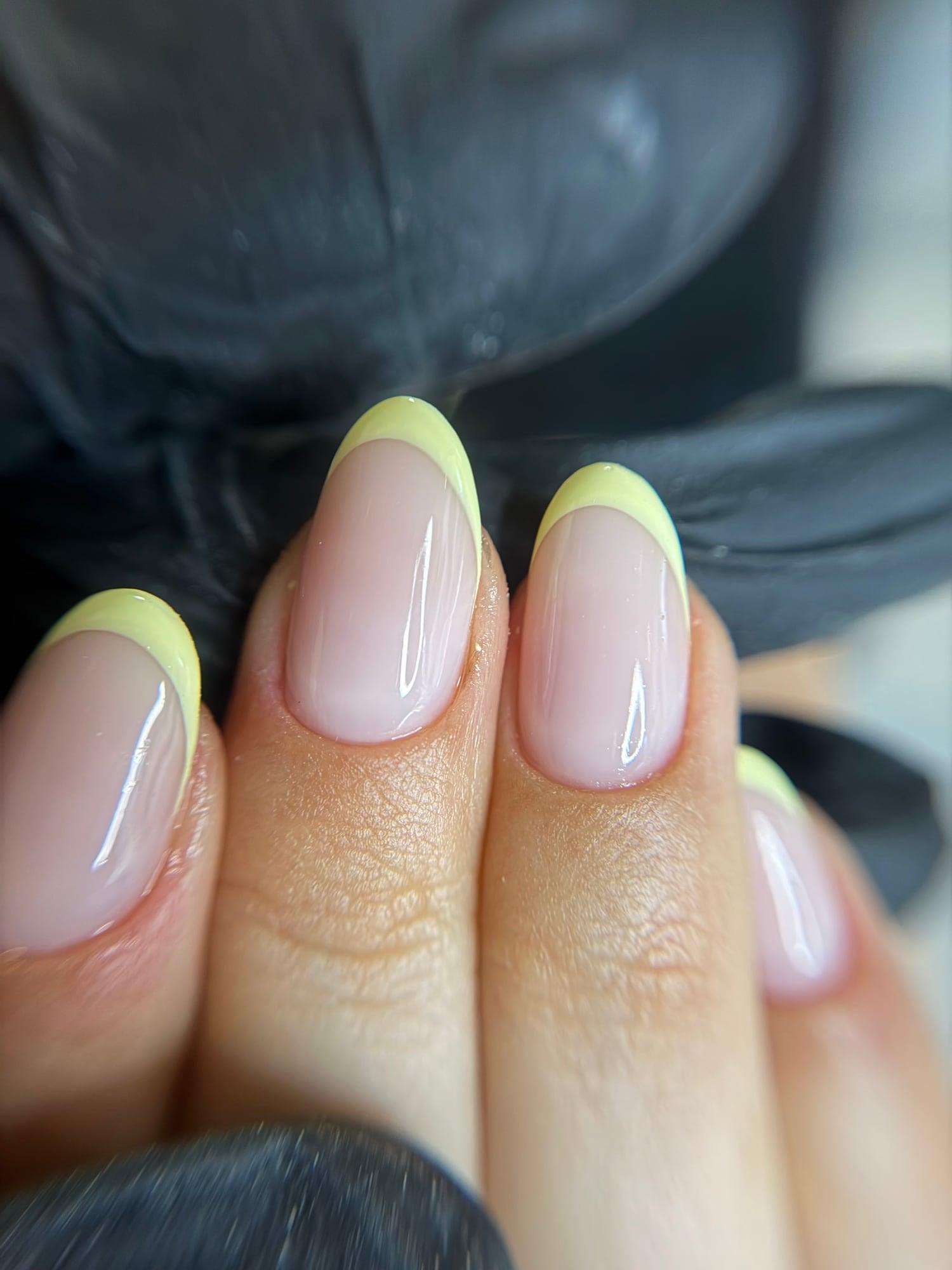 French jaune pastel sur ongles en amande