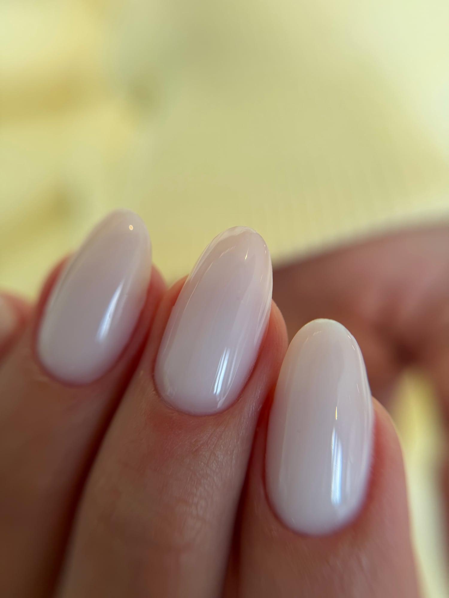 Ongles milky en amande, finition brillante