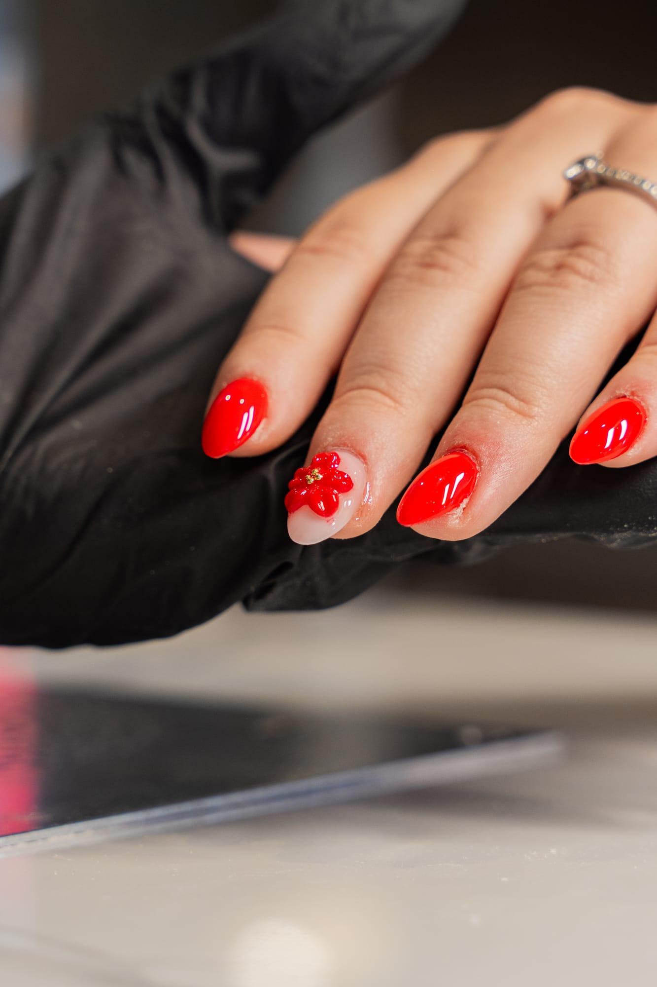Ongles rouges et fleur en relief