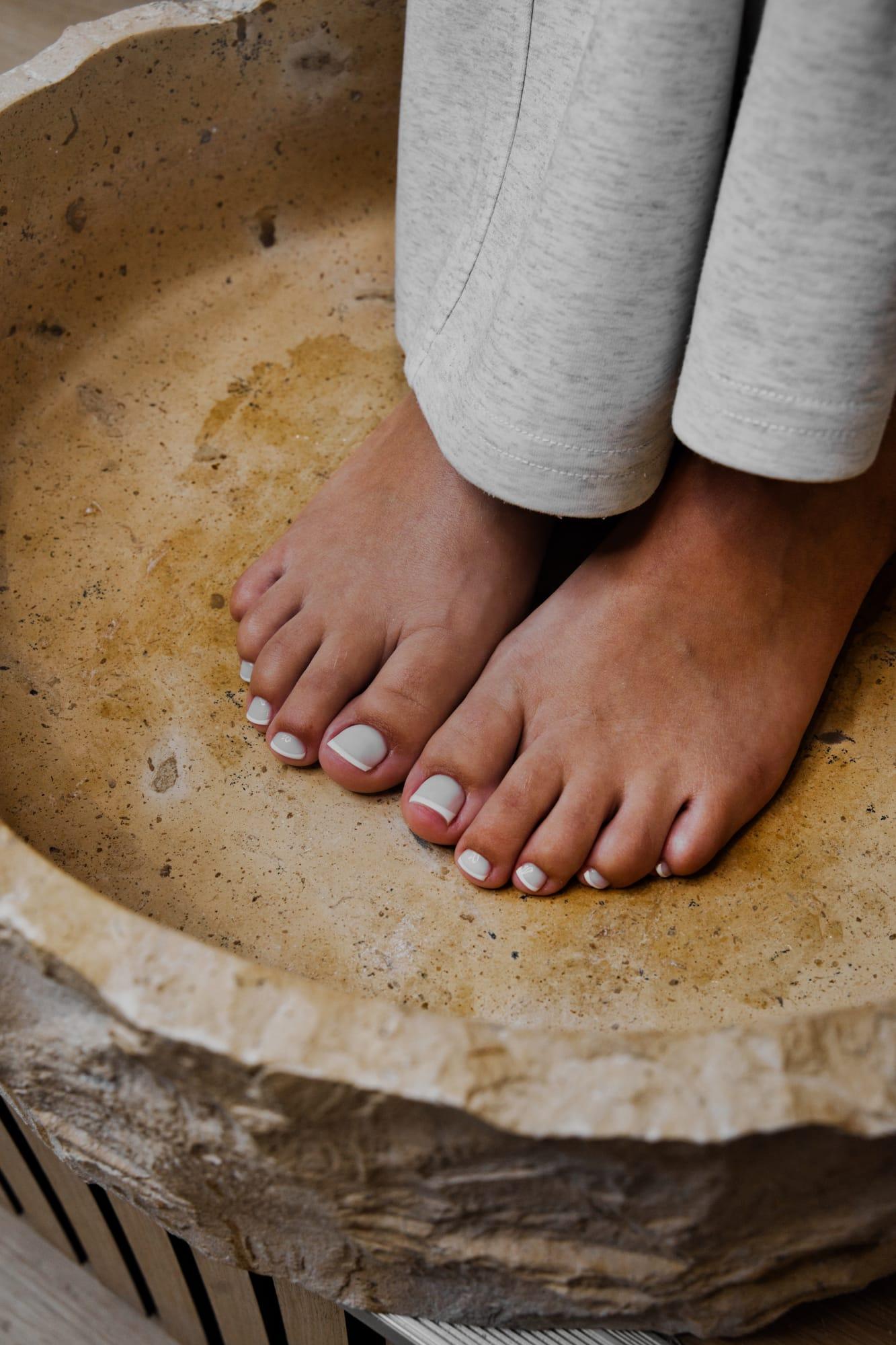Pieds au vernis semi-permanent dans la vasque en pierre