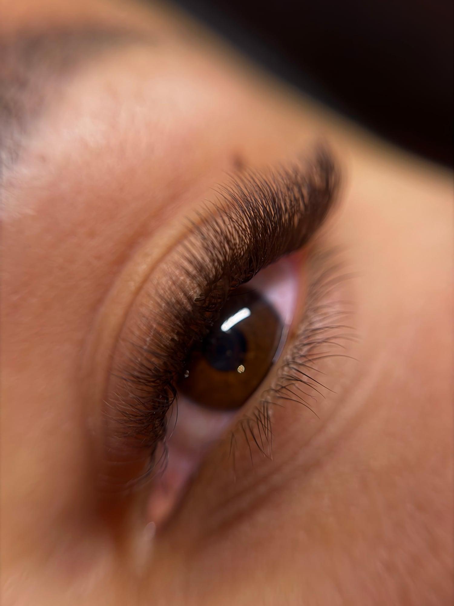 Regard en macro, cils travaillés