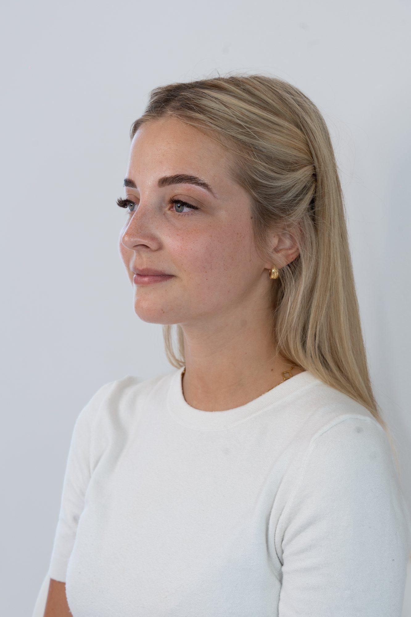 Regard de profil après la pose d'extensions de cils