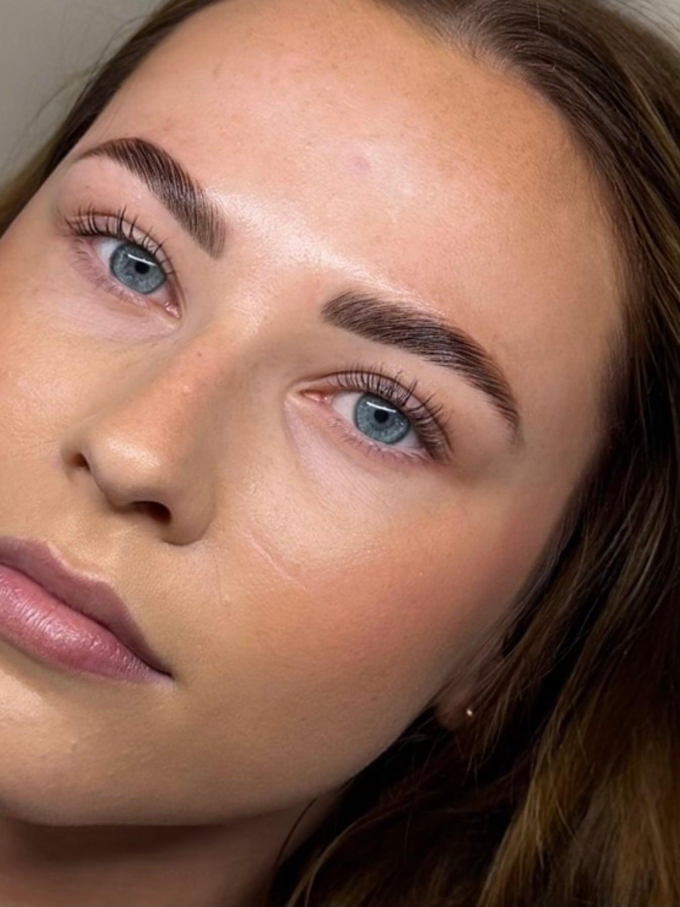 Sourcils restructurés et regard travaillé, portrait en lumière naturelle