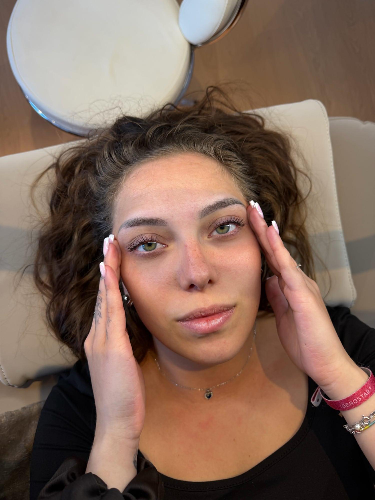 Sourcils restructurés, la cliente encore installée au fauteuil