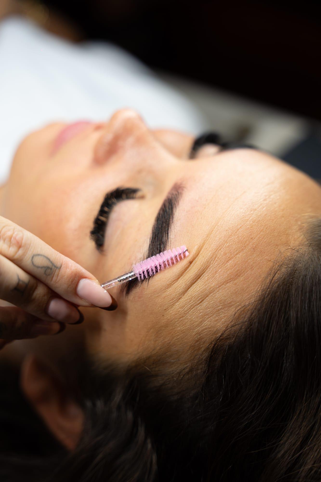 Sourcils brossés à la brosse rose après la lamination