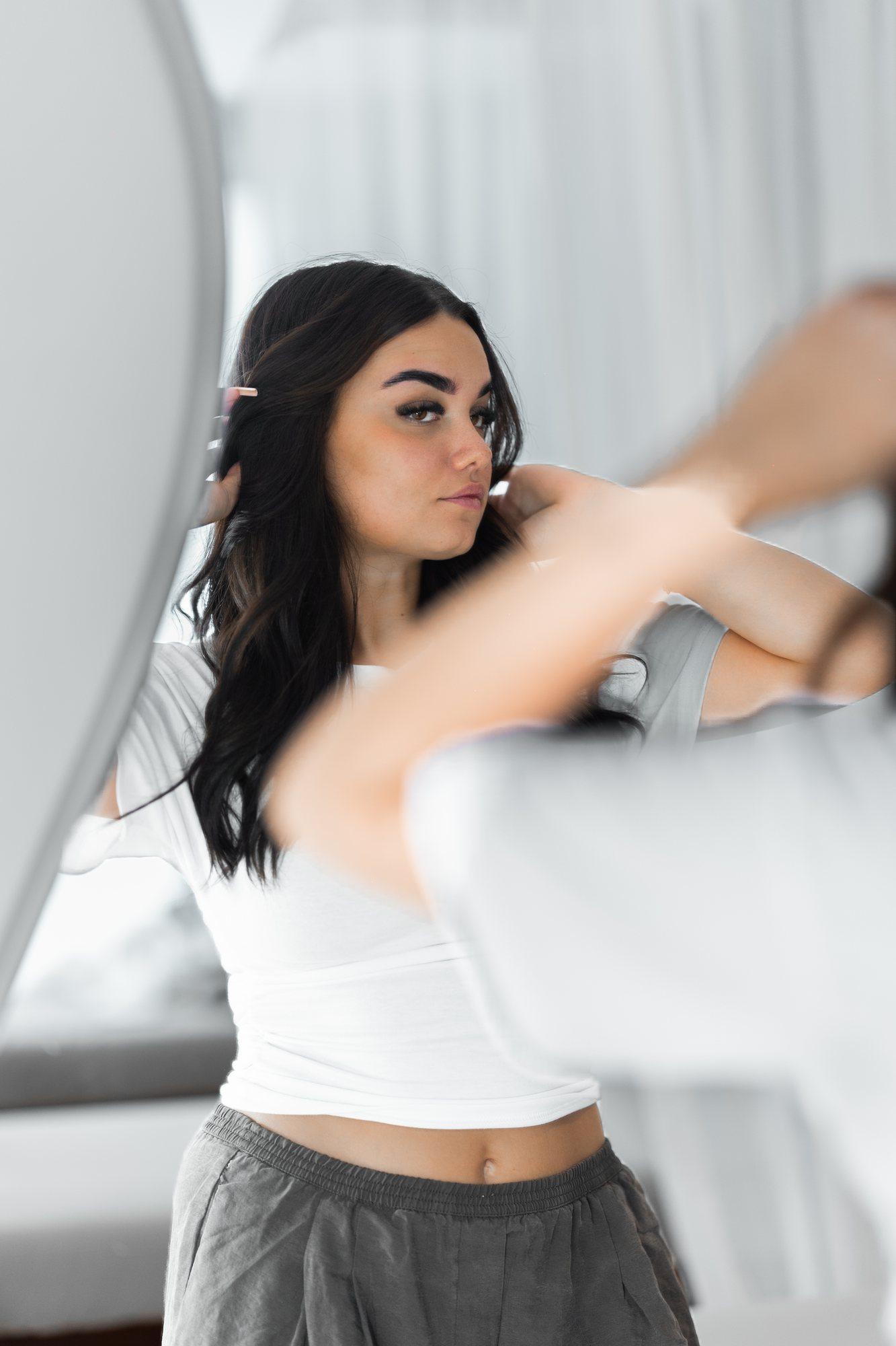 La cliente découvre ses sourcils restructurés dans le miroir
