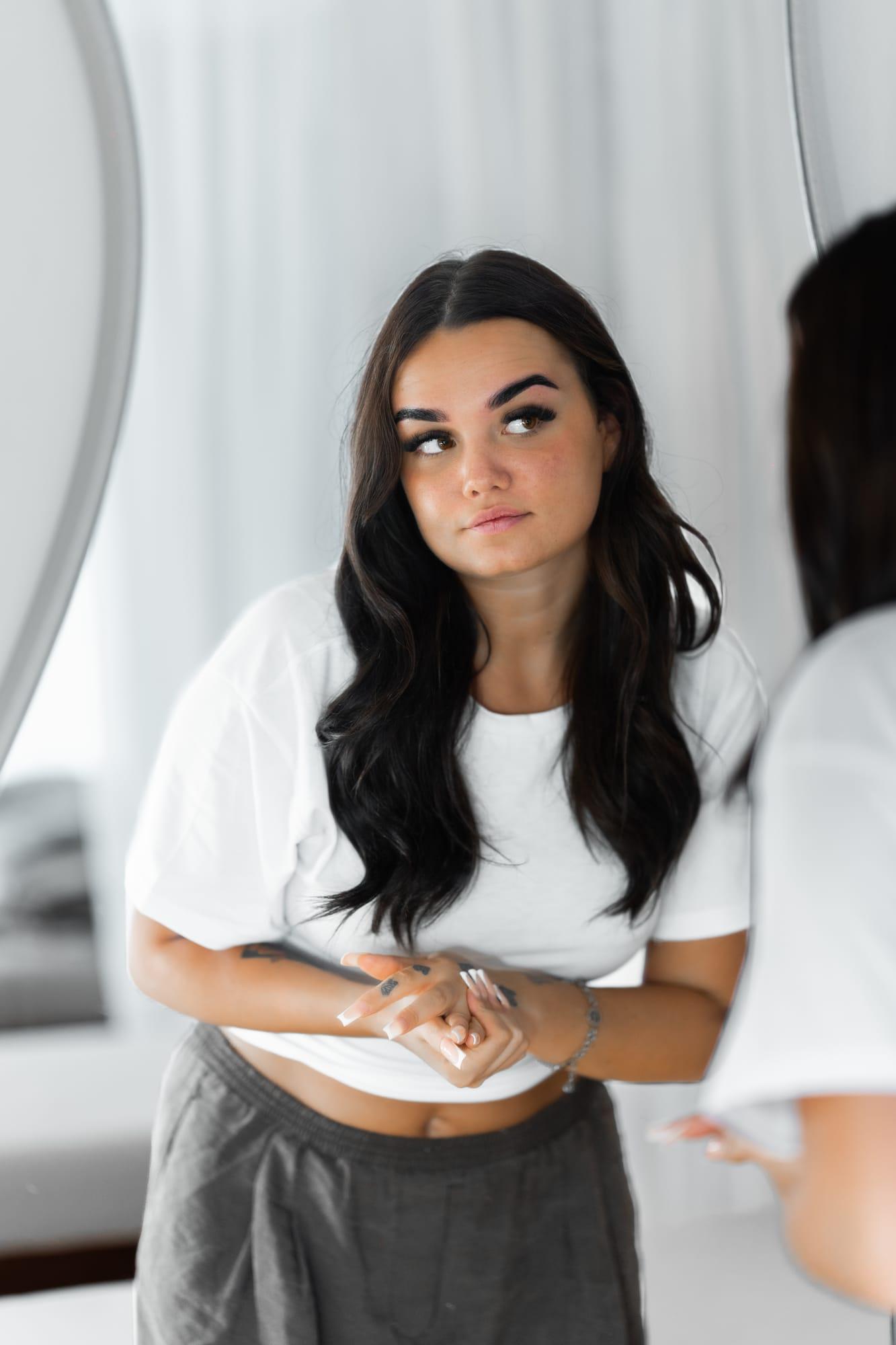 La cliente découvre ses sourcils dans le miroir