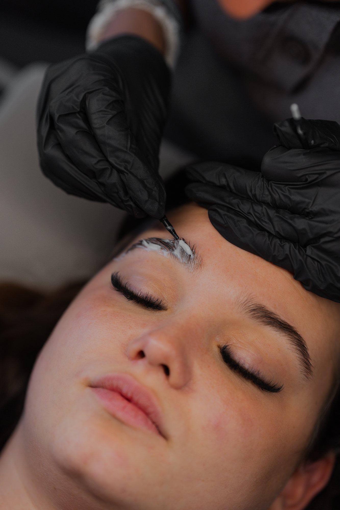 Sourcils restructurés, regard détendu en fin de soin