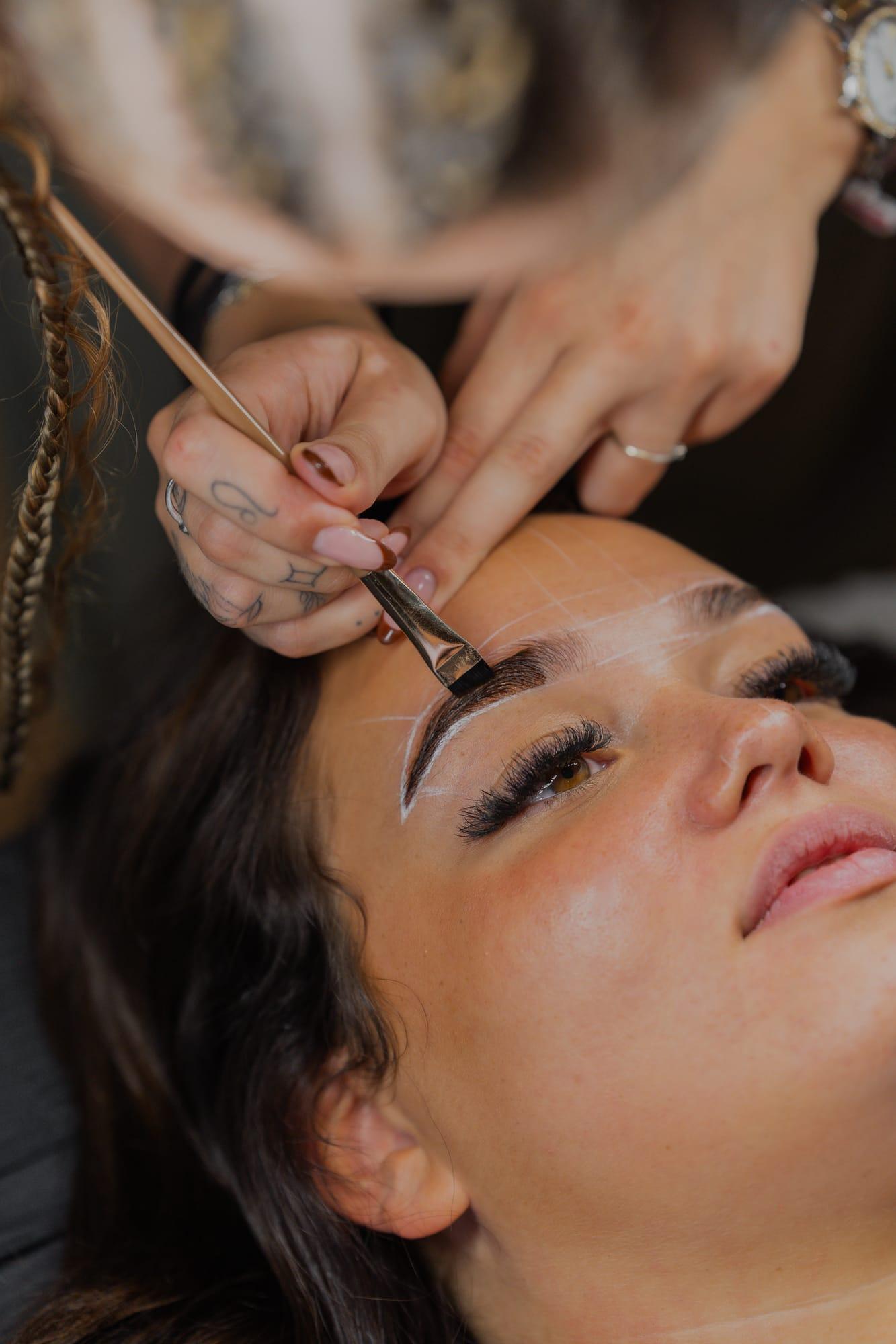 Tracé des sourcils au pinceau avant la teinture