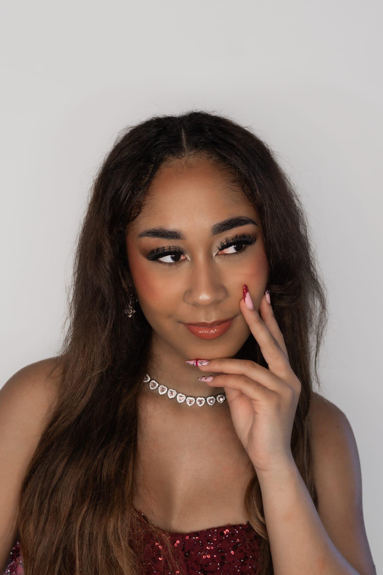 Maquillage glam, regard doré et sourire