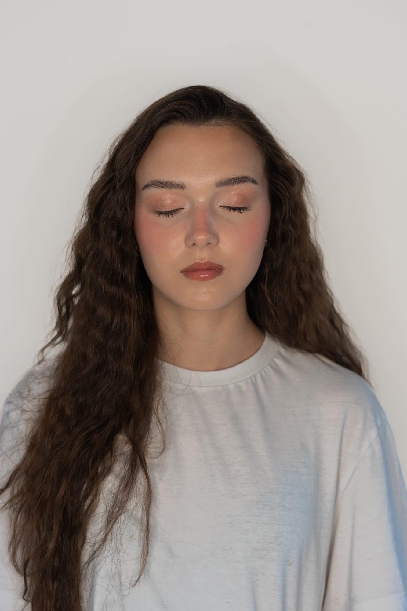 Maquillage naturel, paupières closes et teint frais