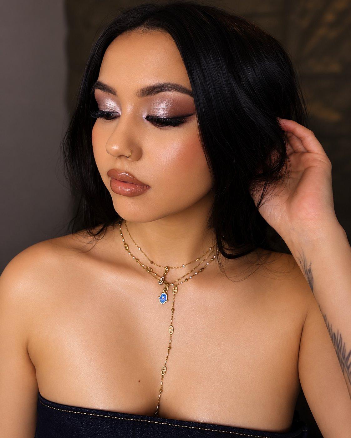 Smoky rosé et bijoux dorés