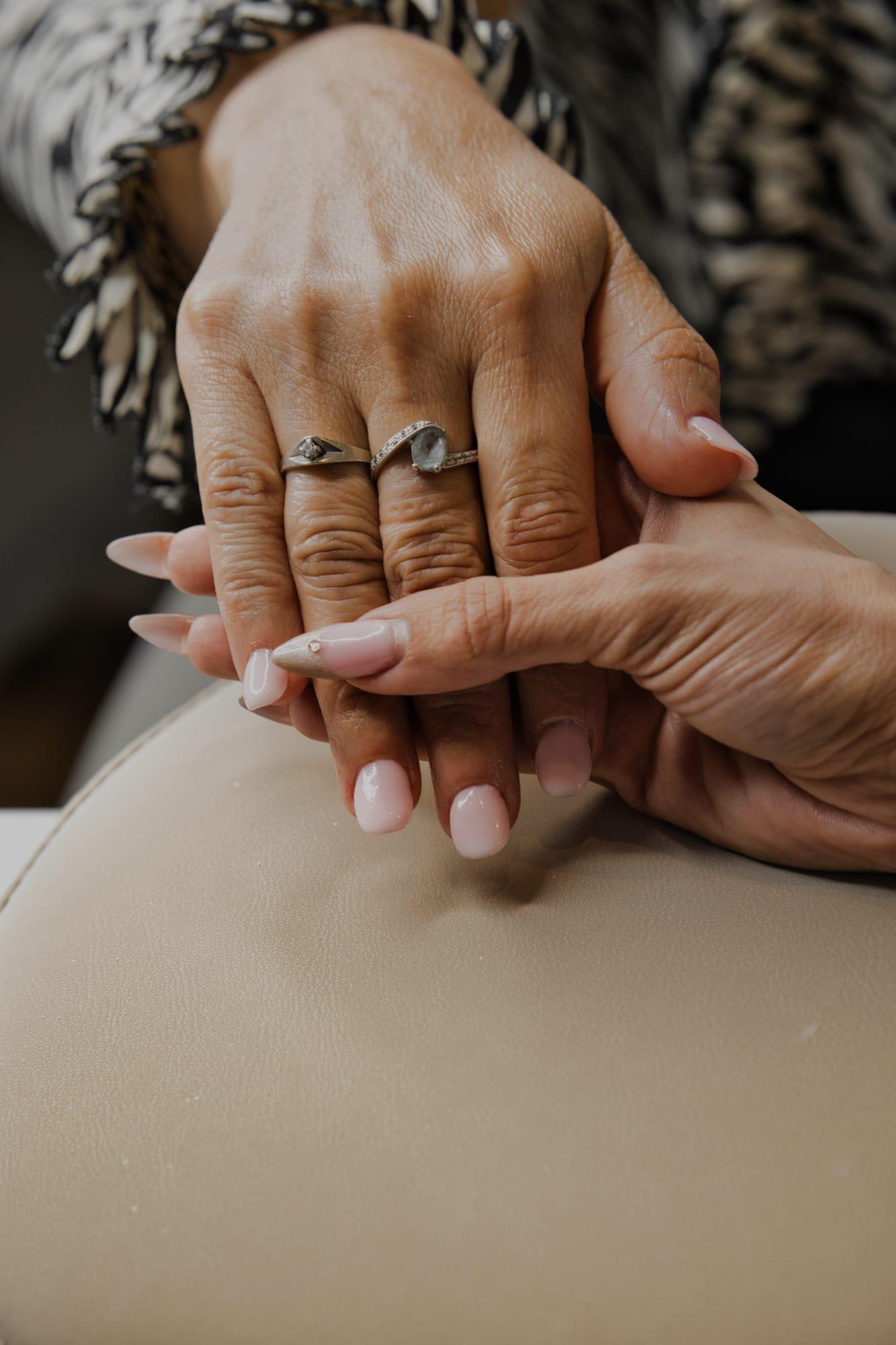 Ongles nude, mains jointes