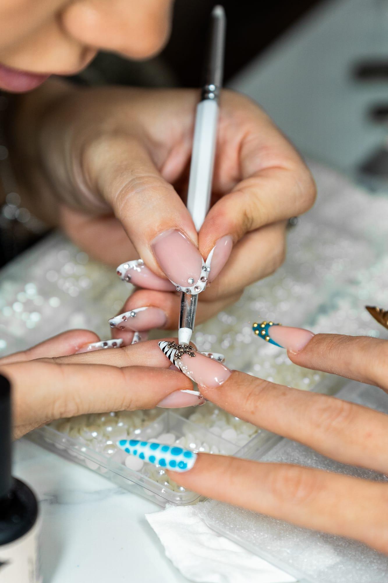 Pose de strass sur une french, geste de précision